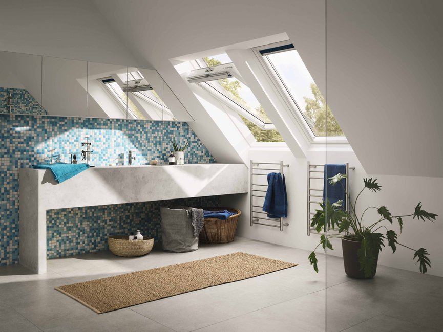 Trzyszybowe okno dachowe VELUX GLU Elegancki i odporny na wilgoć profil okienny ThermoTechnology™. Rdzeń drewniany, z drewna modyfikowanego termicznie, został pokryty ciśnieniowo wytrzymałym i w pełni odpornym na wodę poliuretanem pomalowanym na biało.