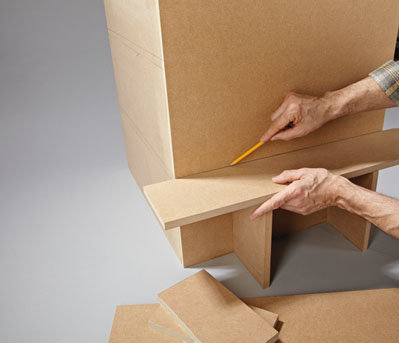 4. Za pomocą elementów dystansowych (również z płyty MDF) zaznaczamy na całym obwodzie pozycję półek na książki. 