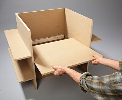 7. Pod wyznaczoną linią pokazaną na zdjęciu 6 nanosimy pasmo kleju i wsuwamy siedzisko.